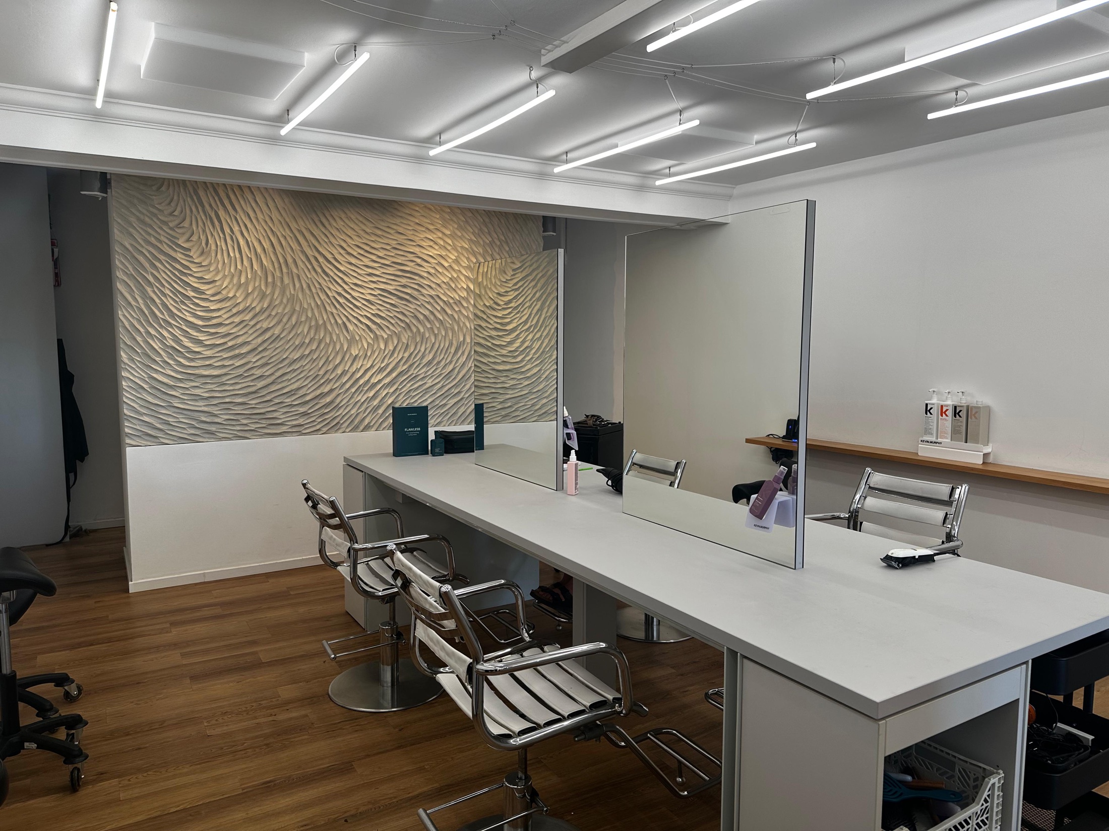 Helle Coworking-Arbeitsplätze mit großen Spiegeln bei Paul Raphael